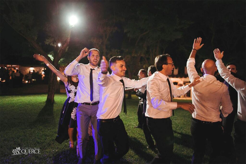 Invitati ballano durante la festa di matrimonio