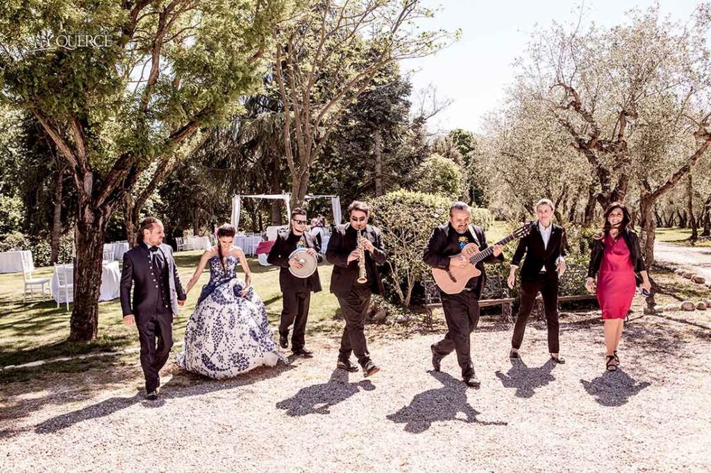 gruppo musicale accompagna l'entrata degli sposi