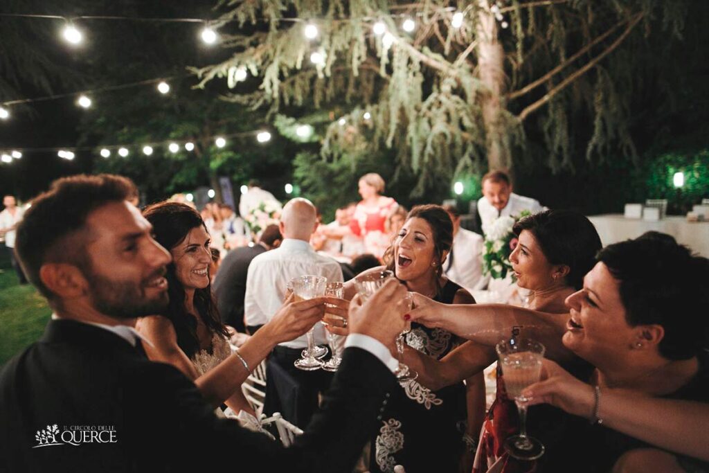brindisi e balli durante la festa di matrimonio